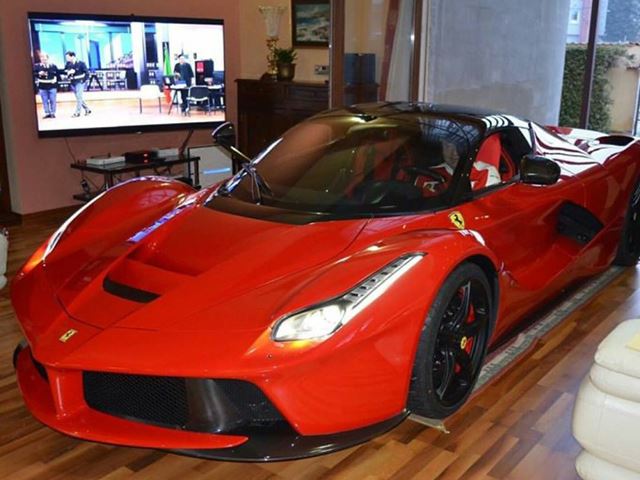 Самое безопасное место для парковки Ferrari LaFerrari - ваша гостиная